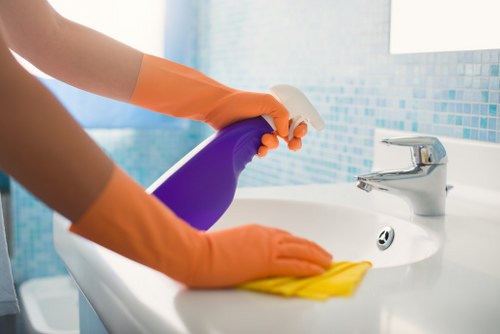 Bathroom cleaning for an Airbnb property near St John’s Wood